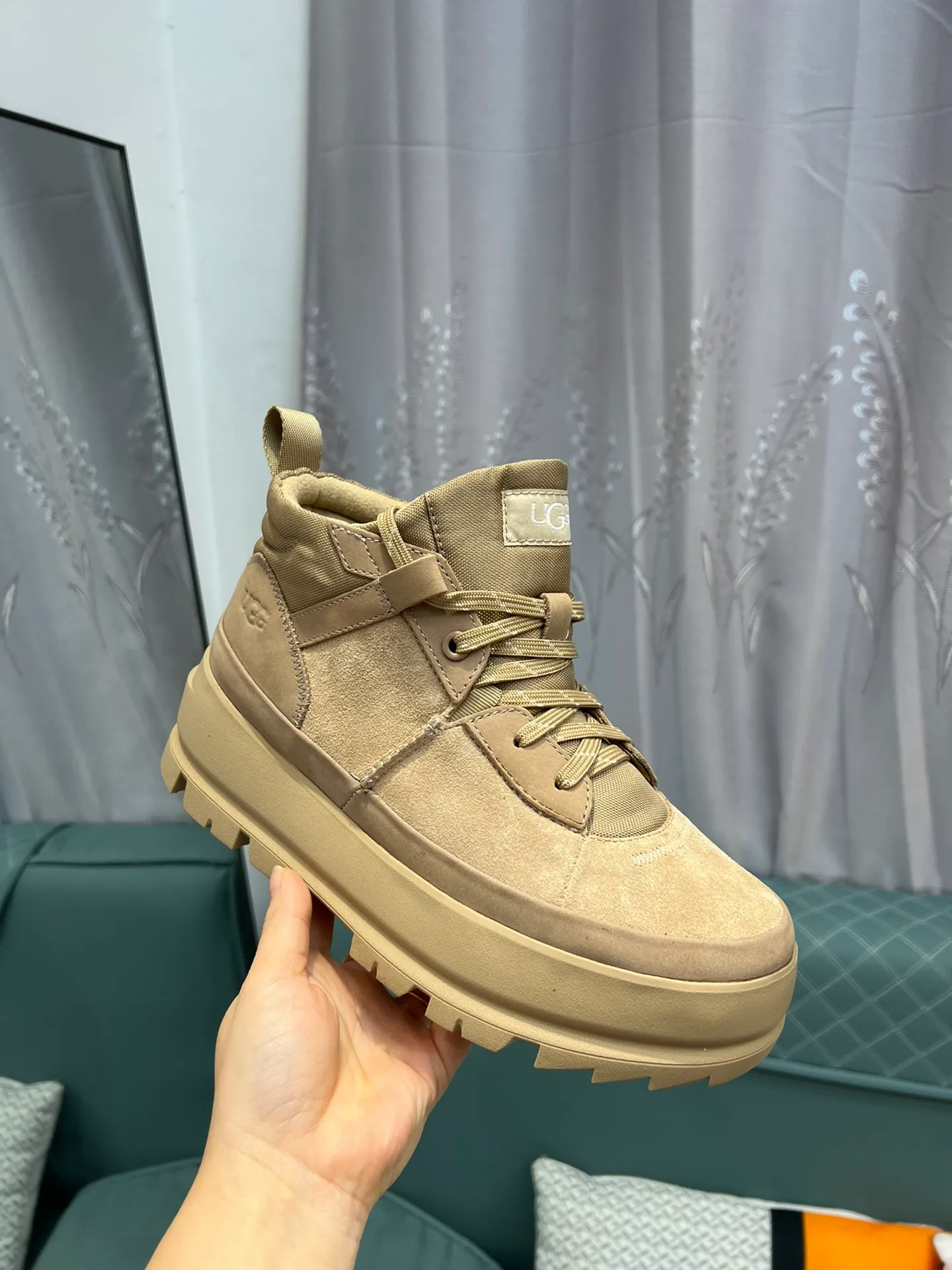 Men's shoes 💰620 (UGG) New 👉 Warm series for casual men, the simple and elegant shoe style sublimates the classics, the fabric is made of imported cowhide embossed ➕ warm real wool lining, and the special rubber outsole upgrades the wearing experience ✌️ Comfortable on the feet, very domineering! Code number:38-44